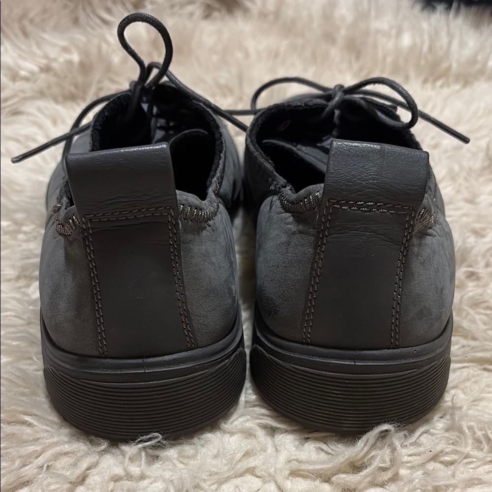 Ecco Shoes - Picture 3 of 5